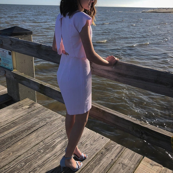 🆕 The Sullivan Seersucker Sheath Dress In White - Picture 2 of 7